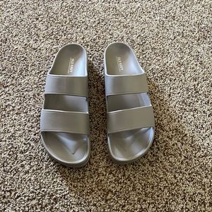 Old Navy women’s slides new